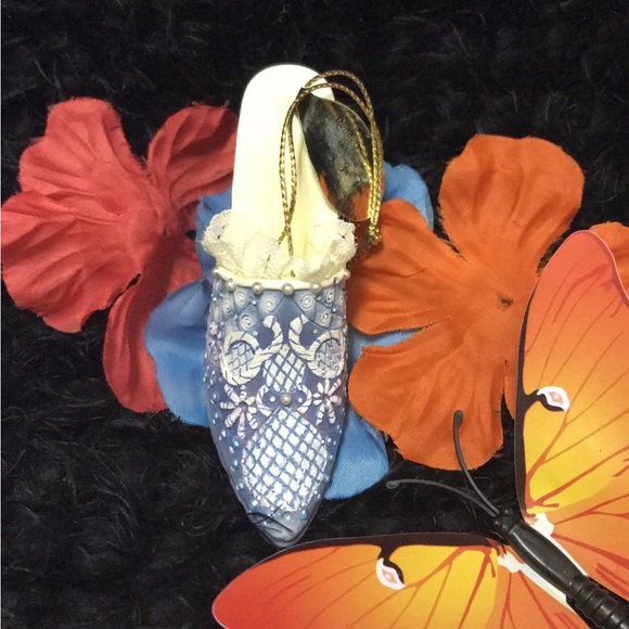“Silent Rendezvous” Heirloom Ornament Collectible Shoe - Picture 8 of 12